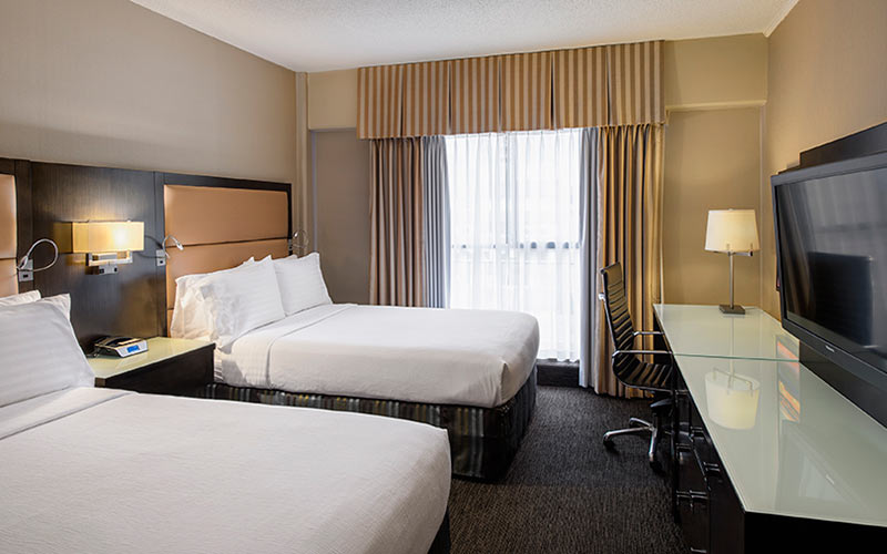 Holiday Inn Vancouver Downtown standard room with 2 double beds