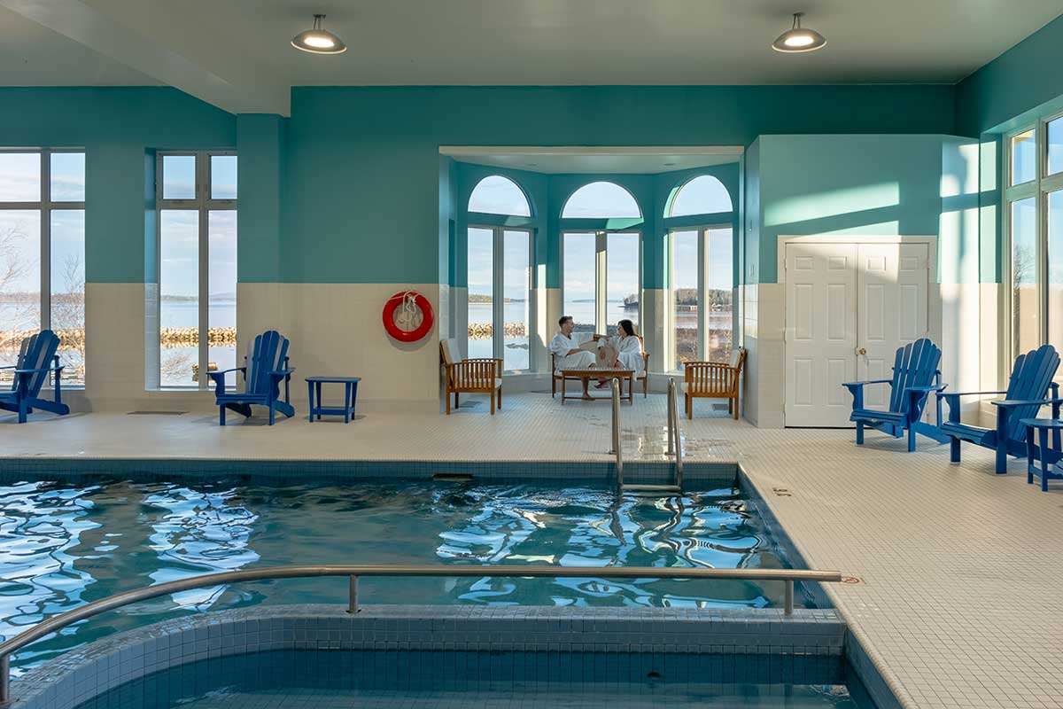 couple dans la piscine intérieure d'Oak Island Resort & Conference Centre