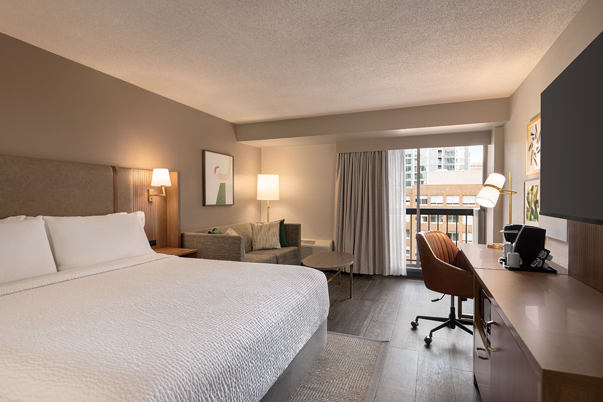 Holiday Inn & Suites Vancouver Downtown bedroom