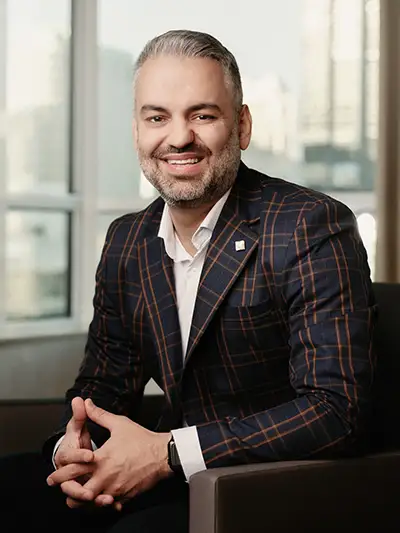 Mo Darehshiri, Chef de la direction financière